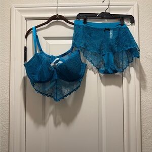 Elegant Lace Lingerie Set in teal 40DD and panty 18/20 
New without tags